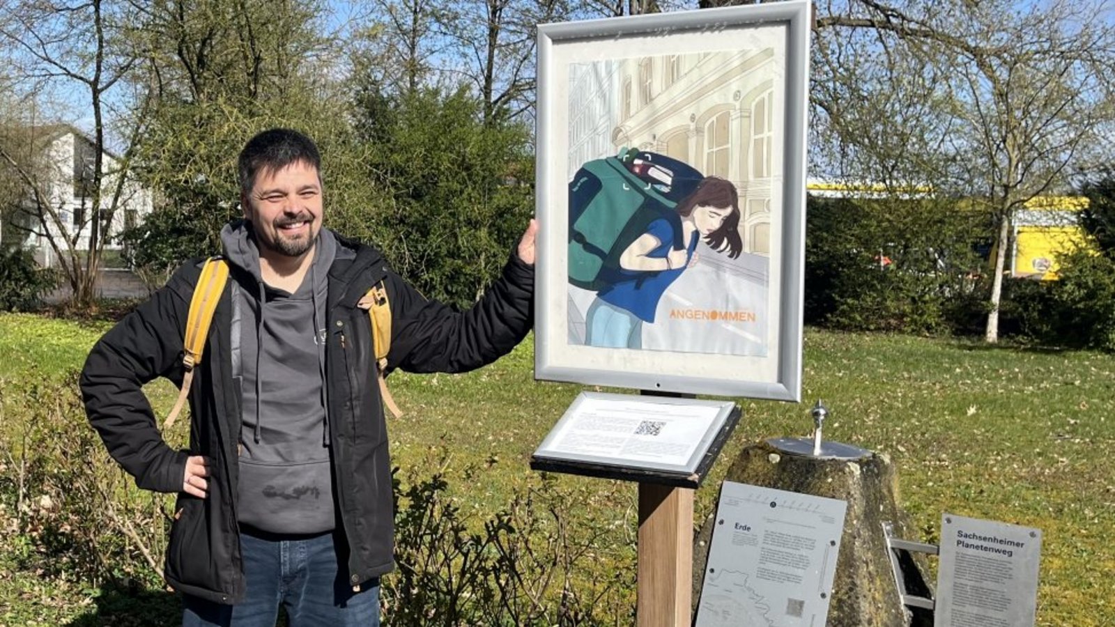 Lehrer Joachim Braunschuh lädt die Menschen zum Besuch des Jugendkreuzwegs am Lichtenstern-Gymnasium ein.  Foto: Glemser