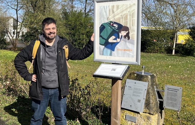 Lehrer Joachim Braunschuh lädt die Menschen zum Besuch des Jugendkreuzwegs am Lichtenstern-Gymnasium ein.  <span class='image-autor'>Foto: Glemser</span>