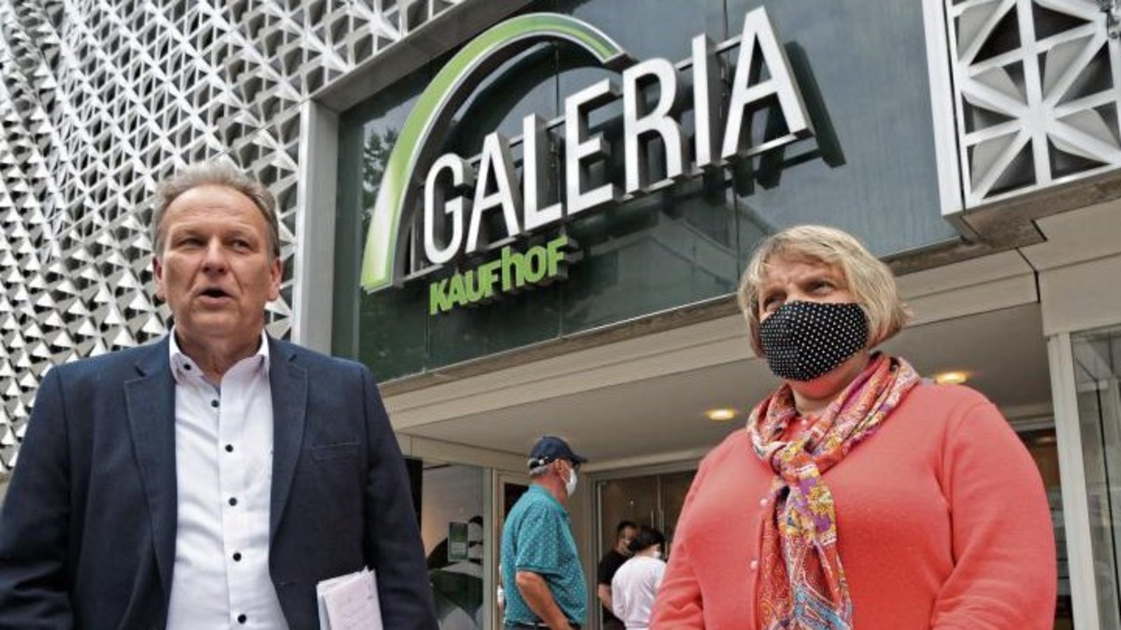 Betriebsratsvorsitzender Theo Layer und SPD-Bundestagsabgeordnete Katja Mast sind erleichtert, dass es in Pforzheim weitergehen kann. Foto: Friedrich Betriebsratsvorsitzender Theo Layer und SPD-Bundestagsabgeordnete Katja Mast sind erleichtert, dass es in Pforzheim weitergehen kann. Foto: Friedrich