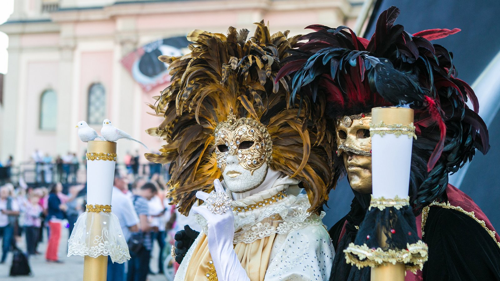 Masken sind allgegenwärtig, wenn vom 4. bis 6. September in Ludwigsburg die Venezianische Messe gefeiert wird. Fotos: Stollenberg