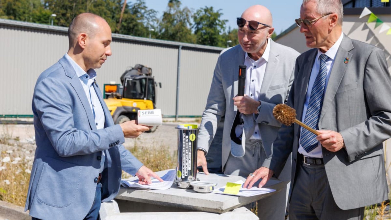 Eifrig beim Geschäft: Der Böblinger Oberbürgermeister Stefan Belz (links) steuert das Klopapier bei, der Landrat Roland Bernhard (rechts) eine goldene Klobürste und Frank Schuhmacher vom Restmüllheizkraftwerk (Mitte) versenkt die Utensilien in der Zeitkapsel.Stefanie Schlecht Eifrig beim Geschäft: Der Böblinger Oberbürgermeister Stefan Belz (links) steuert das Klopapier bei, der Landrat Roland Bernhard (rechts) eine goldene Klobürste und Frank Schuhmacher vom Restmüllheizkraftwerk (Mitte) versenkt die Utensilien in der Zeitkapsel.Stefanie Schlecht