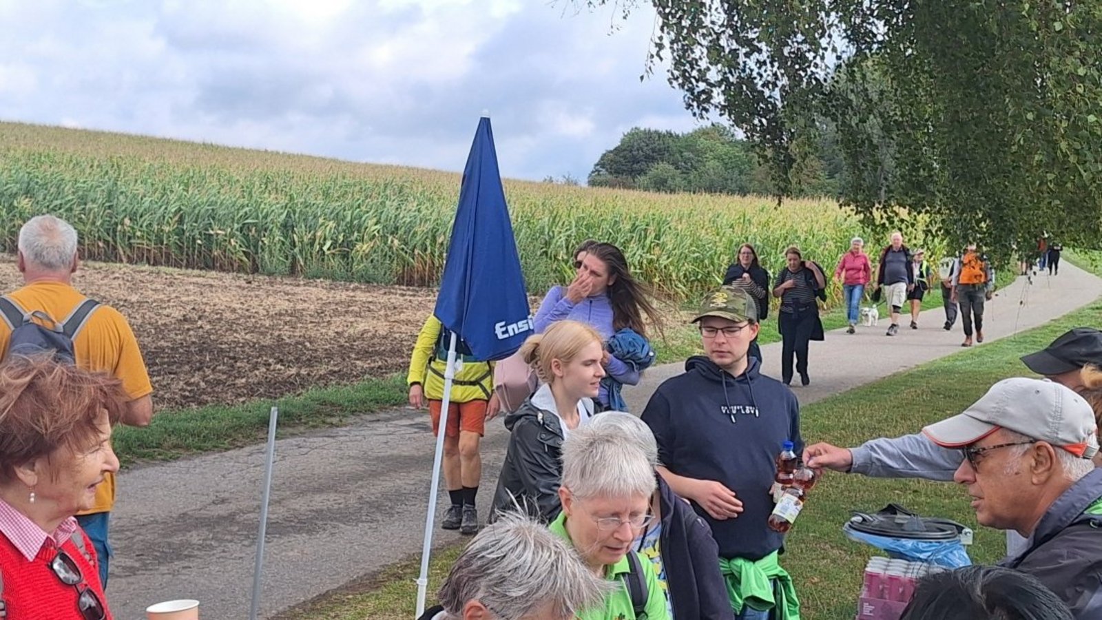 Erfrischungen am Getränkestand des Albvereins beim Karpfenteich sind begehrt.