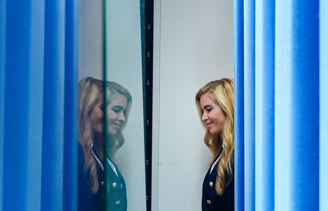 Katie Zacharia, betritt in Washington den James-Brady-Presseraum im Weißen Haus, um mit Reportern zu sprechen.<span class='image-autor'>Julia Demaree Nikhinson/AP/dpa</span>