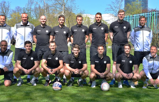 Mit diesem Kader nimmt Deutschland im Sommer im italienischen Kaltern die Mission Titelverteidigung bei der Europameisterschaft in Angriff: (stehend von links) Co-Bundestrainer Chris Löwe, Bundestrainer Olaf Neuenfeld, Oliver Späth, Jaro Jungclaussen, Maximilian Lutz, Marcel Stoklasa, Patrick Thomas und Co-Bundestrainer Lukas Schubert sowie (kniend von links) Masseur Volker Meyer-Weichelt, Johannes Jungclaussen, Fabian Sagstetter, Jakob Kilpper, Oliver Kraut und Kevin Schmalbach, Teammanager Ralf Klein  <span class='image-autor'>Foto: DFBL</span>