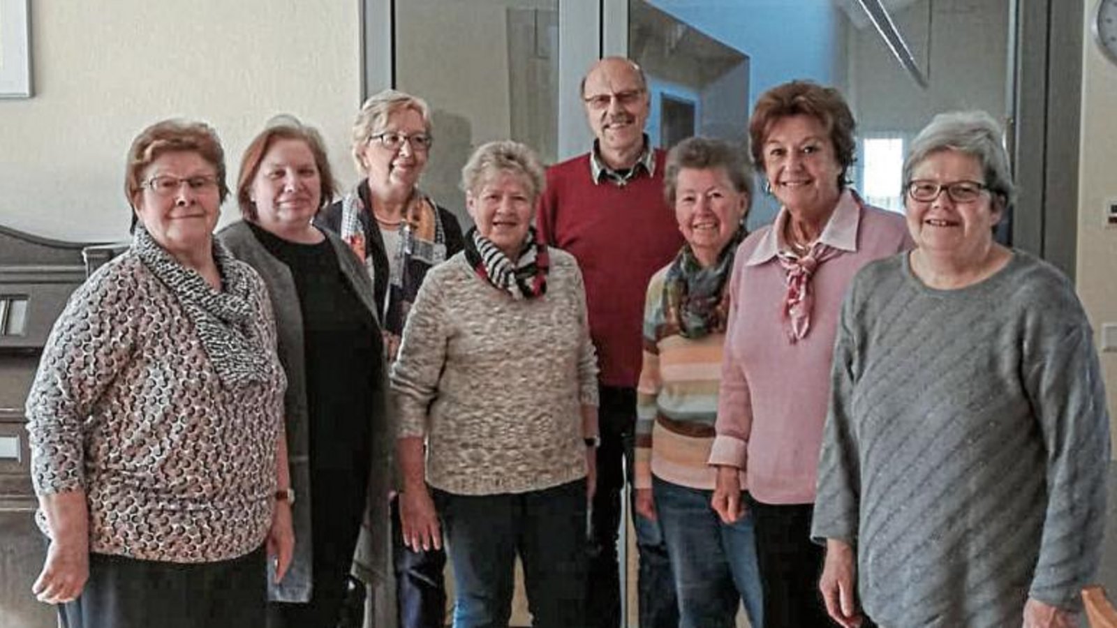 Hausdirektorin Petra Drenk (Zweite von links) mit den Ehrenamtlichen (v. l.): Sofie Zogel, Gudrun Meißner, Leonie Schneider, Martin Moser, Thea Schwarz, Sigi Grefe, Elisabeth Truckses.  Foto: p