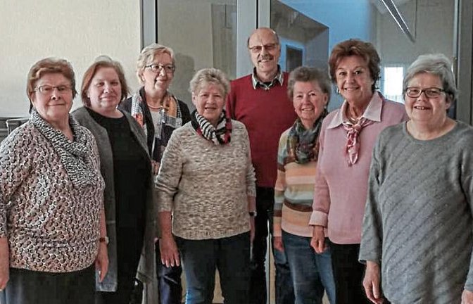 Hausdirektorin Petra Drenk (Zweite von links) mit den Ehrenamtlichen (v. l.): Sofie Zogel, Gudrun Meißner, Leonie Schneider, Martin Moser, Thea Schwarz, Sigi Grefe, Elisabeth Truckses.  Foto: p