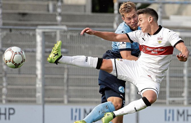 Bereits am 27. Juli startet für den VfB Stuttgart II die Regionalligasaison. Deshalb testen Nicolas Sessa (vorne) und seine Mannschaftskameraden noch einmal gegen den FC Memmingen aus der Regionalliga Bayern – in Sersheim. Foto: Baumann
