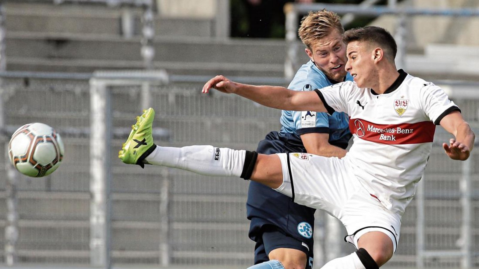 Bereits am 27. Juli startet für den VfB Stuttgart II die Regionalligasaison. Deshalb testen Nicolas Sessa (vorne) und seine Mannschaftskameraden noch einmal gegen den FC Memmingen aus der Regionalliga Bayern – in Sersheim. Foto: Baumann