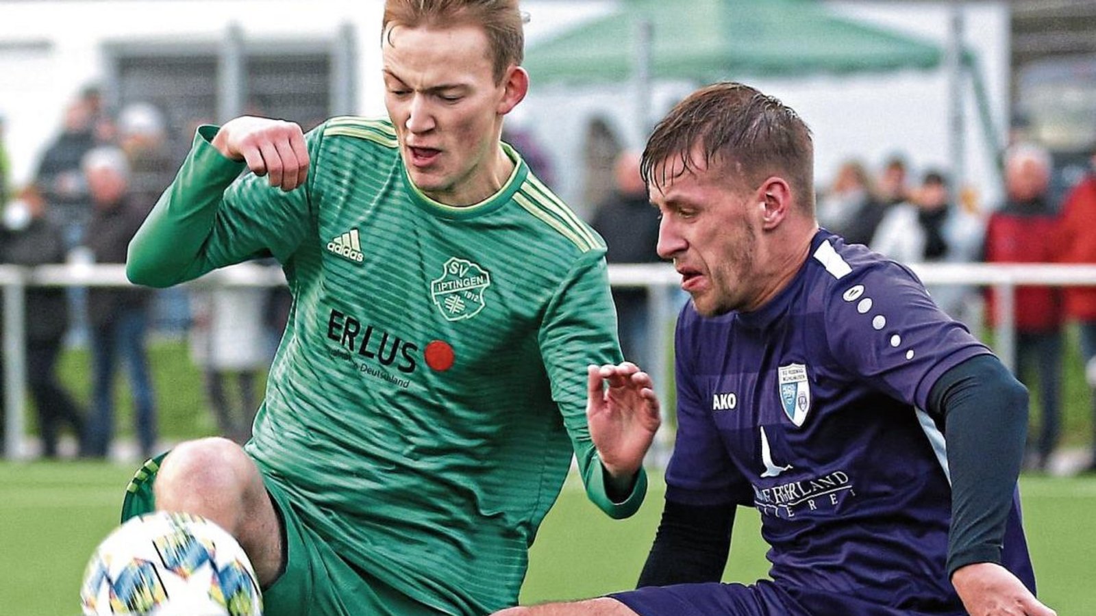 Auf dem Iptinger Kunstrasen ziehen weder Bastian Werthwein (links) noch Gästespieler Marcus Deffner zurück. Foto: Küppers