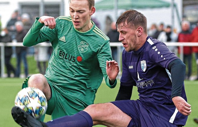 Auf dem Iptinger Kunstrasen ziehen weder Bastian Werthwein (links) noch Gästespieler Marcus Deffner zurück. Foto: Küppers