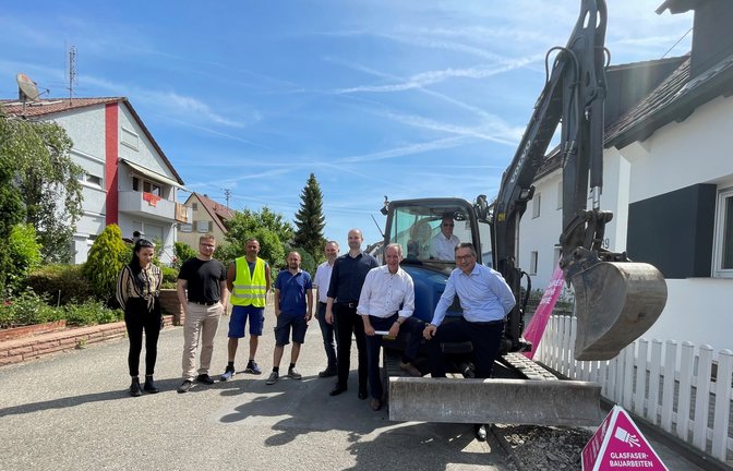 Im Bagger sitzt der Sersheimer Bürgermeister, Jürgen Scholz. Vorne sind Praktikantin Elisa Heimann (links), Kämmerer Sven Grau, Oberbauleiter der Firma Wagner, Gerhard Moritz (5.v.l),Viktor Kostic, Volker Ackermann und Matthias Gauger zu sehen.  <span class='image-autor'>Foto: Stogios</span>