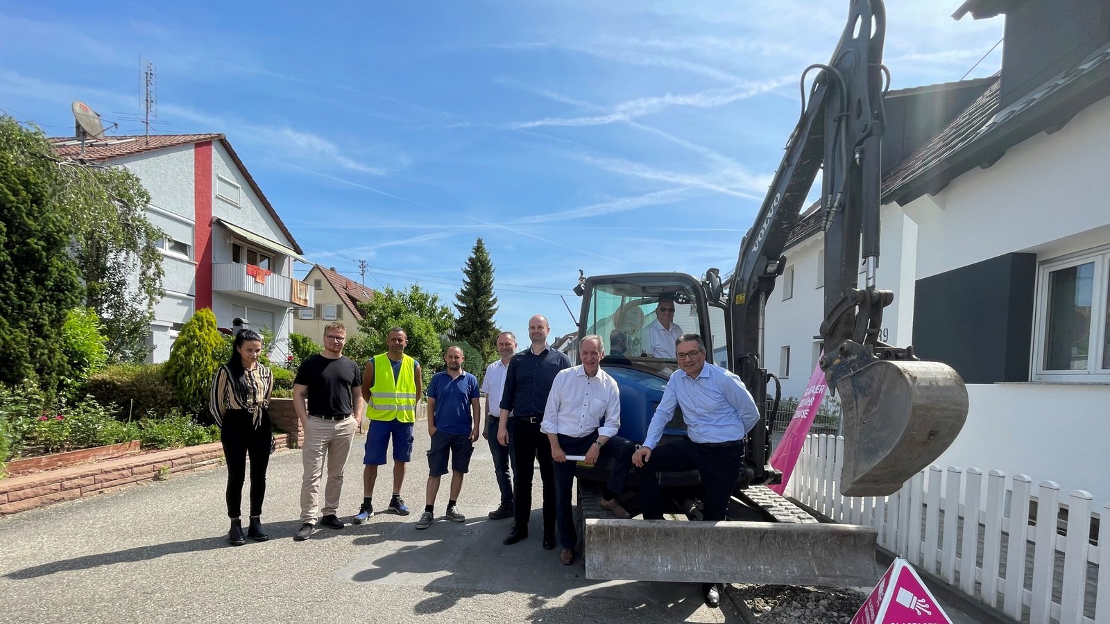 Im Bagger sitzt der Sersheimer Bürgermeister, Jürgen Scholz. Vorne sind Praktikantin Elisa Heimann (links), Kämmerer Sven Grau, Oberbauleiter der Firma Wagner, Gerhard Moritz (5.v.l),Viktor Kostic, Volker Ackermann und Matthias Gauger zu sehen. Foto: Stogios Im Bagger sitzt der Sersheimer Bürgermeister, Jürgen Scholz. Vorne sind Praktikantin Elisa Heimann (links), Kämmerer Sven Grau, Oberbauleiter der Firma Wagner, Gerhard Moritz (5.v.l),Viktor Kostic, Volker Ackermann und Matthias Gauger zu sehen. Foto: Stogios