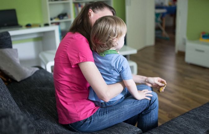 Für viele Eltern ist die Vereinbarkeit von Familie und Beruf schwierig, weil es an Kinderbetreuungsplätzen mangelt oder andere Hilfen benötigt werden.<span class='image-autor'>Marcel Kusch/dpa</span>