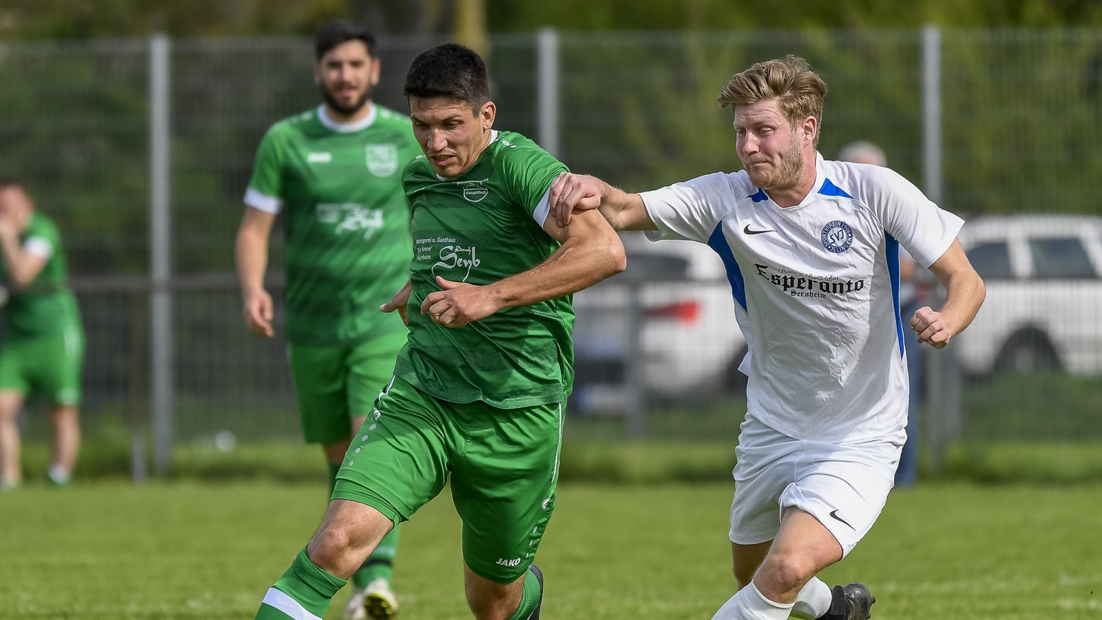 Am Sonntag empfängt Tim Blessing (links) mit dem TSV Kleinglattbach den SV Illingen und Daniel Brenner (rechts). Das Hinspiel ging mit 2:1 an die Illinger. Foto: Leitner Am Sonntag empfängt Tim Blessing (links) mit dem TSV Kleinglattbach den SV Illingen und Daniel Brenner (rechts). Das Hinspiel ging mit 2:1 an die Illinger. Foto: Leitner