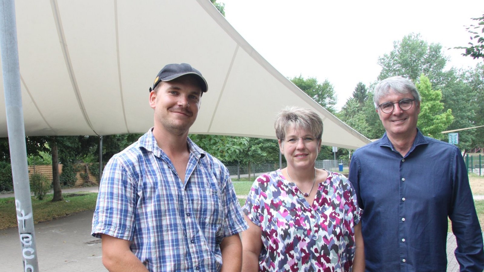 Wetter hin oder her: In diesem Jahr soll Rock am Bach nicht kurzfristig in die Kelter verlegt werden. Matze Gutstein, Ellen Jörger vom Illinger Ordnungsamt und Bürgermeister Armin Pioch (von links) rechnen fest mit einem tollen Konzert unter dem Sonnensegel der Talaue. Foto: Banholzer Wetter hin oder her: In diesem Jahr soll Rock am Bach nicht kurzfristig in die Kelter verlegt werden. Matze Gutstein, Ellen Jörger vom Illinger Ordnungsamt und Bürgermeister Armin Pioch (von links) rechnen fest mit einem tollen Konzert unter dem Sonnensegel der Talaue. Foto: Banholzer