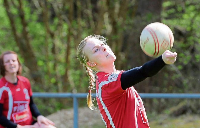 Natalie Lochmahr (rechts) und Corinne Meyer sind ein wenig angeschlagen, gehen aber zuversichtlich in den zweiten Spieltag der Faustball-Bundesliga. Foto: Küppers