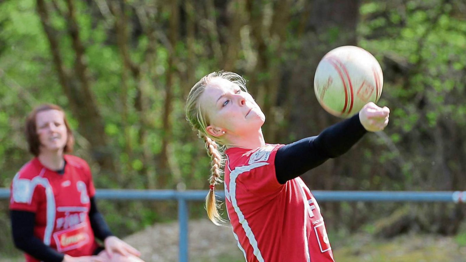 Natalie Lochmahr (rechts) und Corinne Meyer sind ein wenig angeschlagen, gehen aber zuversichtlich in den zweiten Spieltag der Faustball-Bundesliga. Foto: Küppers Natalie Lochmahr (rechts) und Corinne Meyer sind ein wenig angeschlagen, gehen aber zuversichtlich in den zweiten Spieltag der Faustball-Bundesliga. Foto: Küppers