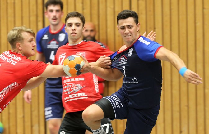 Hier kommt Sebastian Grau (rechts) zum Torerfolg. Kurz vor Spielende kassiert er jedoch nach einem gegnerischen Foul eine Zeitstrafe. <span class='image-autor'>Foto: Küppers</span>