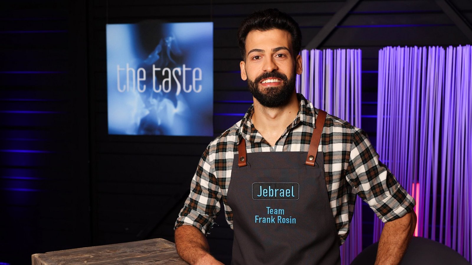 Jebrael kochte zunächst in Team Blau, tritt aber nun für Team Gelb im Halbfinale an.Foto: Sat.1 / Benedikt Müller Jebrael kochte zunächst in Team Blau, tritt aber nun für Team Gelb im Halbfinale an.Foto: Sat.1 / Benedikt Müller