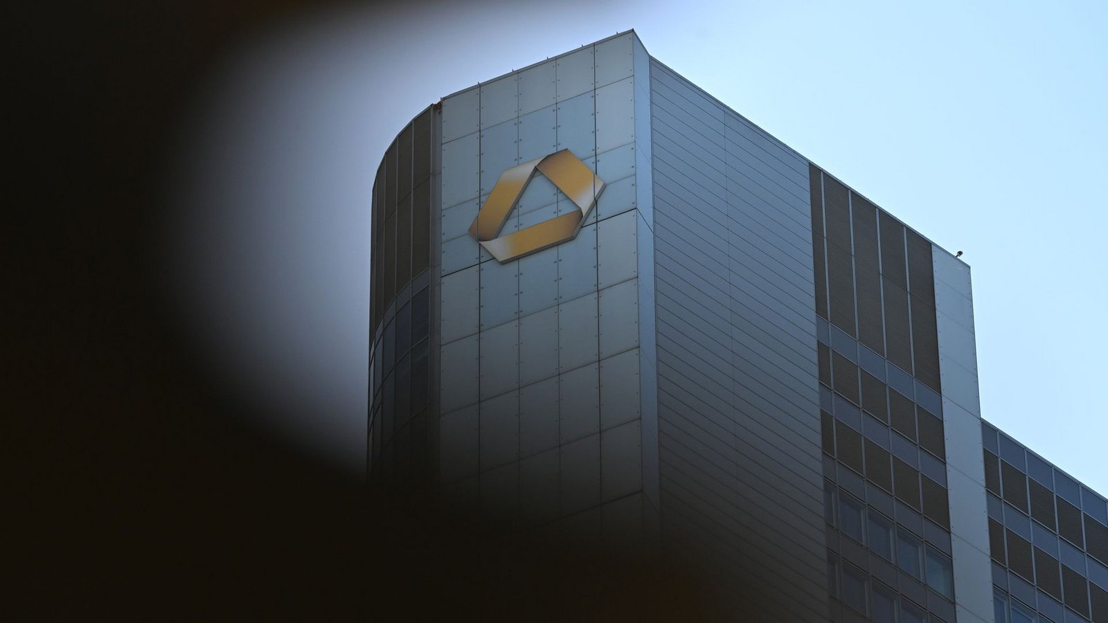 Die Commerzbank wehrt sich gegen eine Übernahme durch die Unicredit. (Archivbild)Foto: Michael Brandt/dpa