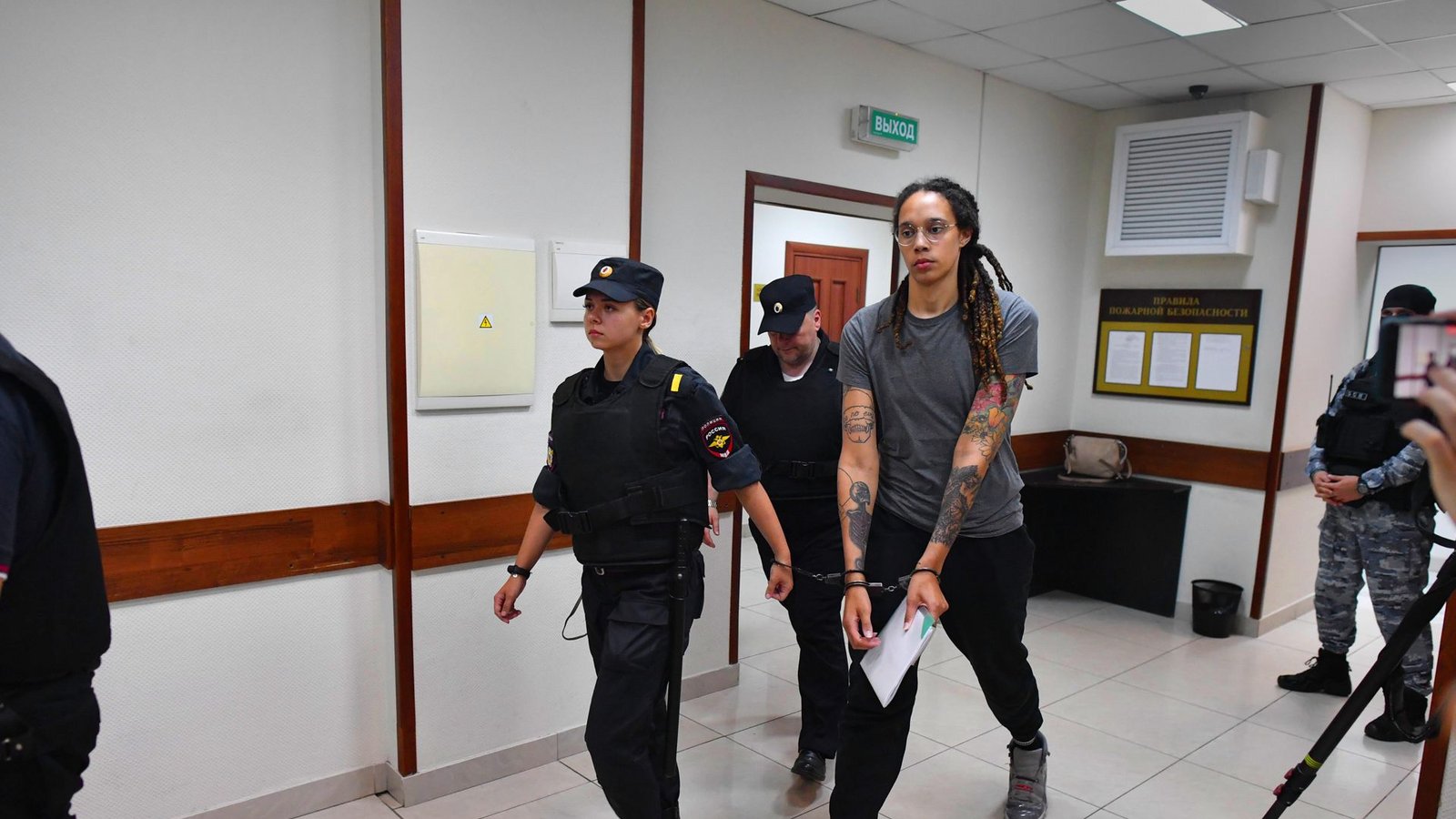Sichtlich geschockt wird Brittney Griner nach der Urteilsverkündung aus dem Gericht in ihre Zelle zurückgebracht.Foto: IMAGO//Mikhail Voskresenskiy