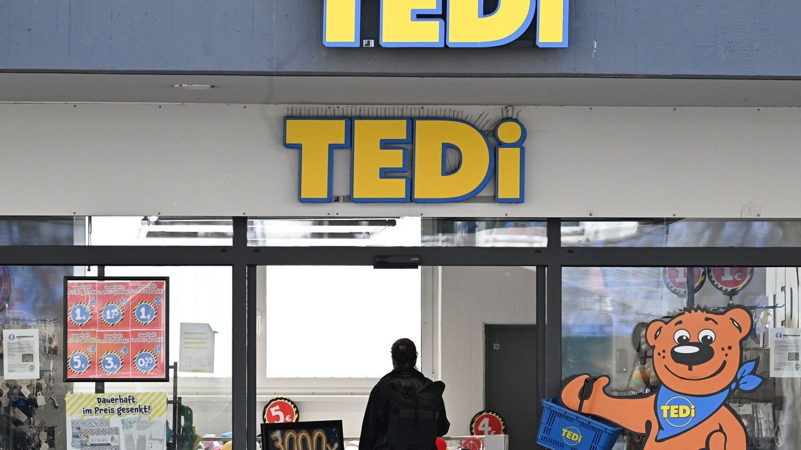 Ein Logo der Handelskette Tedi ist an einem Eingang eines Ladens angebracht. Wegen Brand- und Verletzungsgefahr hat der Discounter eine Heißluftfritteuse zurückgerufen (Symbolfoto).Foto: Bernd Weißbrod/dpa Ein Logo der Handelskette Tedi ist an einem Eingang eines Ladens angebracht. Wegen Brand- und Verletzungsgefahr hat der Discounter eine Heißluftfritteuse zurückgerufen (Symbolfoto).Foto: Bernd Weißbrod/dpa