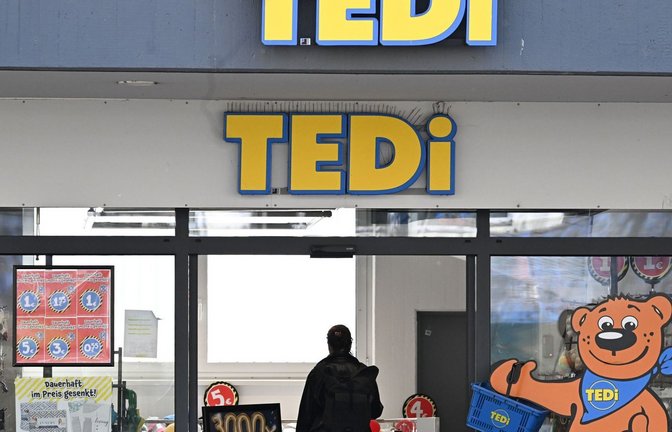 Ein Logo der Handelskette Tedi ist an einem Eingang eines Ladens angebracht. Wegen Brand- und Verletzungsgefahr hat der Discounter eine Heißluftfritteuse zurückgerufen (Symbolfoto).<span class='image-autor'>Foto: Bernd Weißbrod/dpa</span>