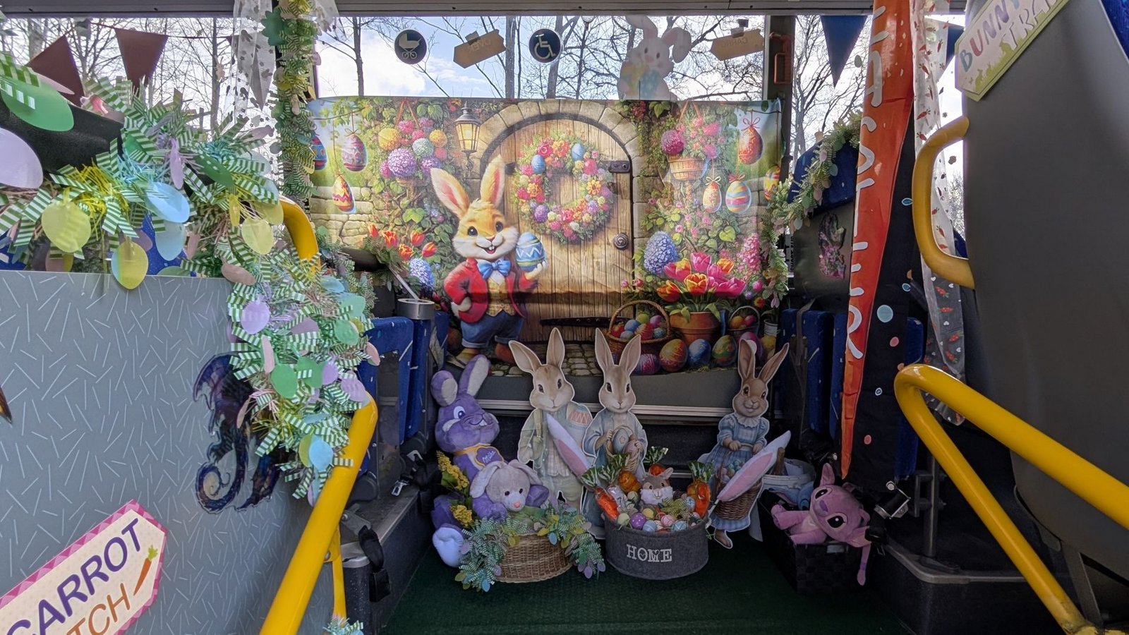 Im hinteren Teil des Busses tummeln sich die Osterhasen.Foto: Privat Im hinteren Teil des Busses tummeln sich die Osterhasen.Foto: Privat