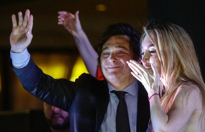 Javier Milei mit seiner Partnerin Fatima Florez<span class='image-autor'>Foto: AFP/Emiliano LaSalvia</span>