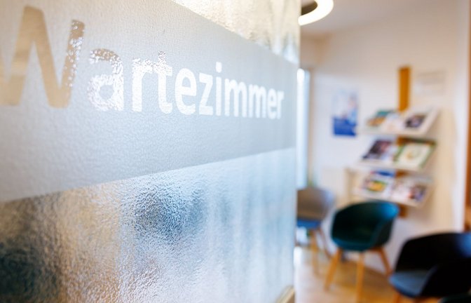 Kommt es durch das Gesundheitssparpaket zu weiteren Terminengpässen und längeren Wartezeiten? Die Kassenärzte warnen davor. (Symbolbild)<span class='image-autor'>Foto: Daniel Karmann/dpa</span>