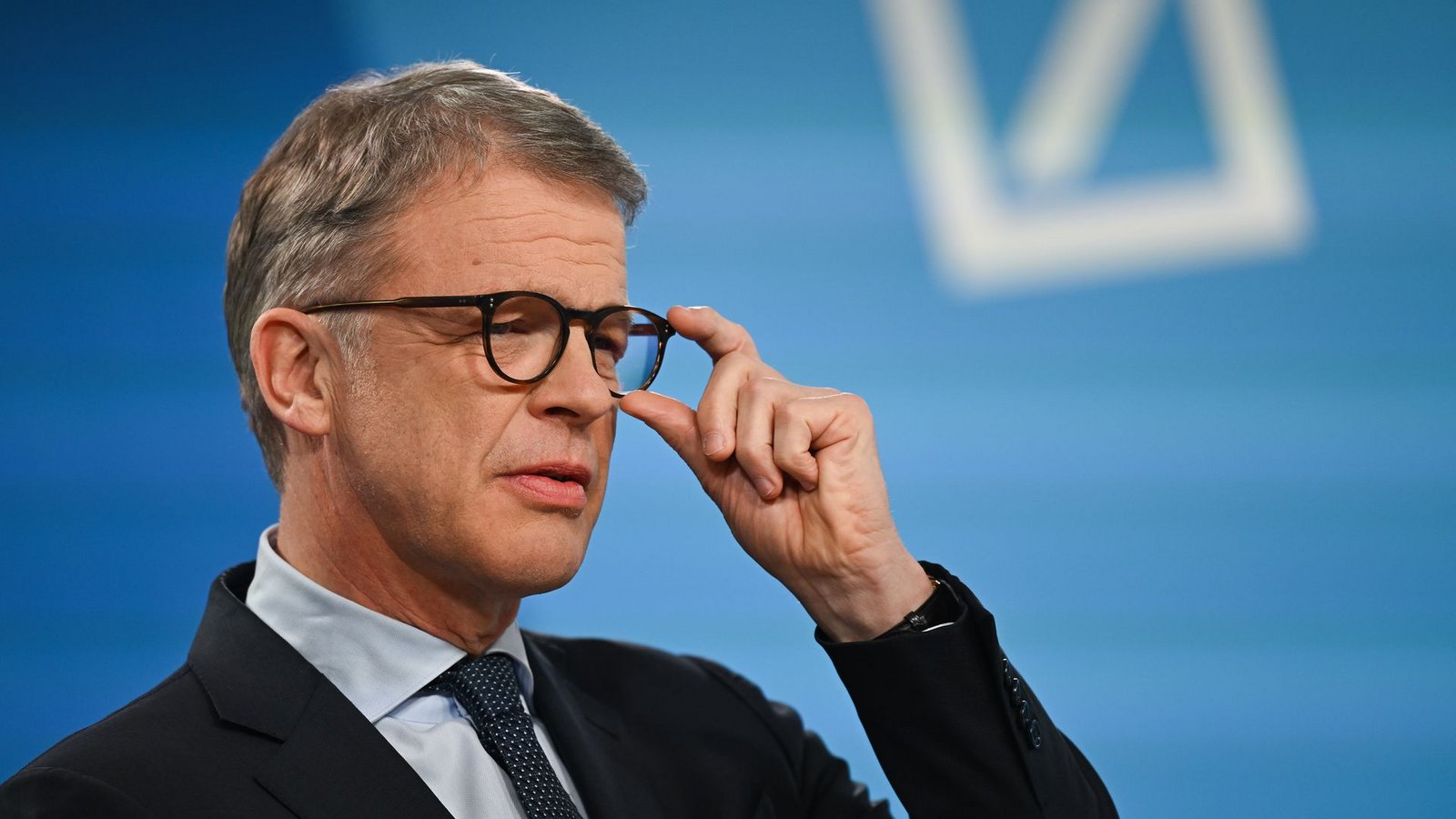 Nachdem die Deutsche Bank 2025 mit gut 9,7 Milliarden Euro den höchsten Vorsteuergewinn ihrer Geschichte erzielt hat, will Vorstandschef Christian Sewing die Rendite des Geldhauses weiter nach oben treiben. (Archivbild)Foto: Florian Wiegand/dpa
