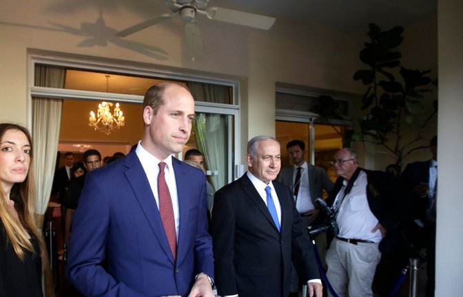Der britische Prinz William (m) 2018 mit dem israelischen Ministerpräsidenten Benjamin Netanjahu in Israel.<span class='image-autor'>Foto: Sebastian Scheiner/AP/dpa</span>