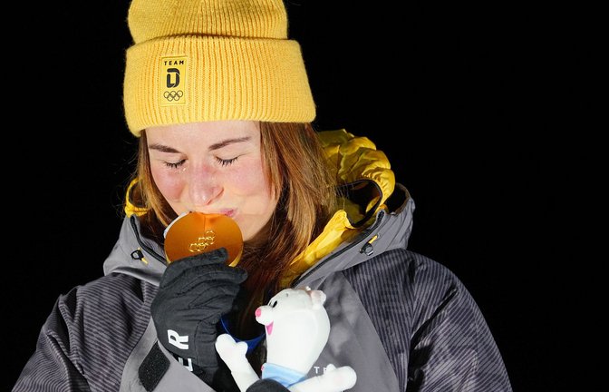 Inniger Moment mit Medaille – für Julia Taubitz ist in Cortina d’Ampezzo ein Kindheitstraum in Erfüllung gegangen.<span class='image-autor'>Foto: Michael Kappeler/dpa</span>