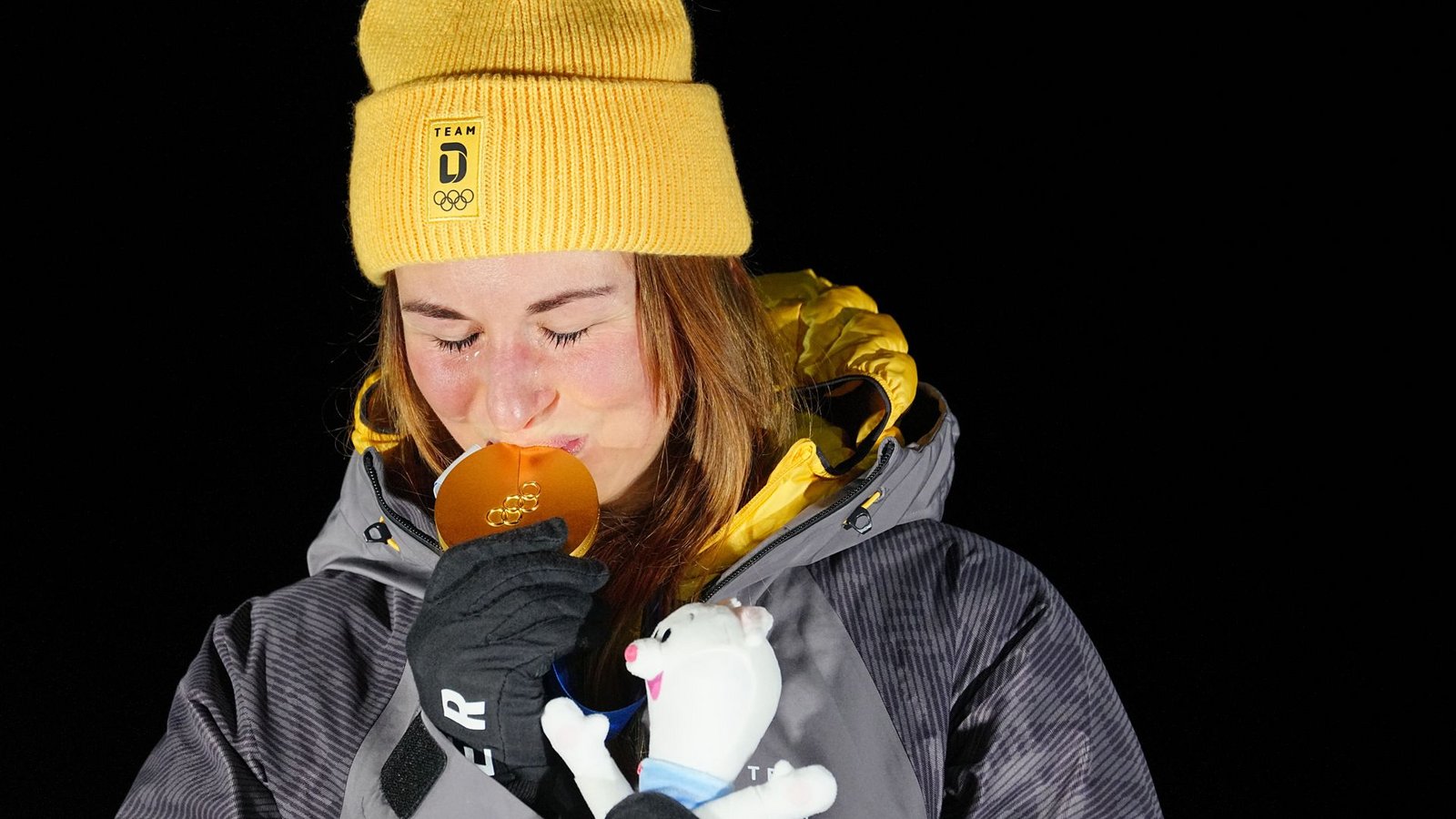 Inniger Moment mit Medaille – für Julia Taubitz ist in Cortina d’Ampezzo ein Kindheitstraum in Erfüllung gegangen.Foto: Michael Kappeler/dpa Inniger Moment mit Medaille – für Julia Taubitz ist in Cortina d’Ampezzo ein Kindheitstraum in Erfüllung gegangen.Foto: Michael Kappeler/dpa