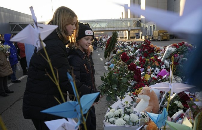 Nach dem Anschlag in Moskau:  Menschen legen Blumen an einer  Gedenkstätte vor der Crocus City Hall nieder<span class='image-autor'>Foto: dpa/Alexander Zemlianichenko</span>