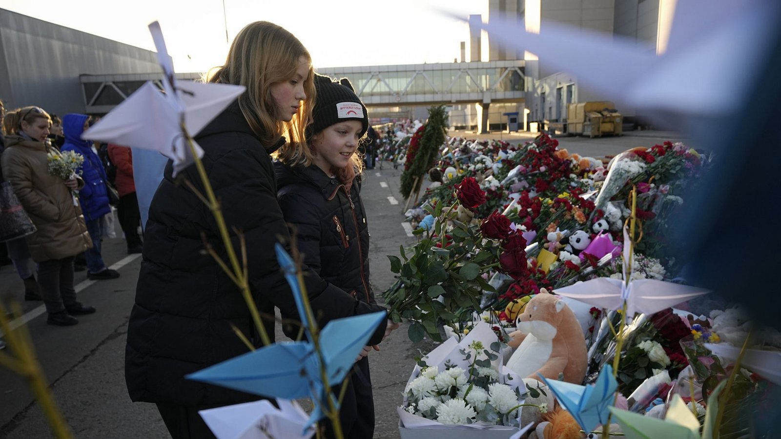 Nach dem Anschlag in Moskau:  Menschen legen Blumen an einer  Gedenkstätte vor der Crocus City Hall niederFoto: dpa/Alexander Zemlianichenko