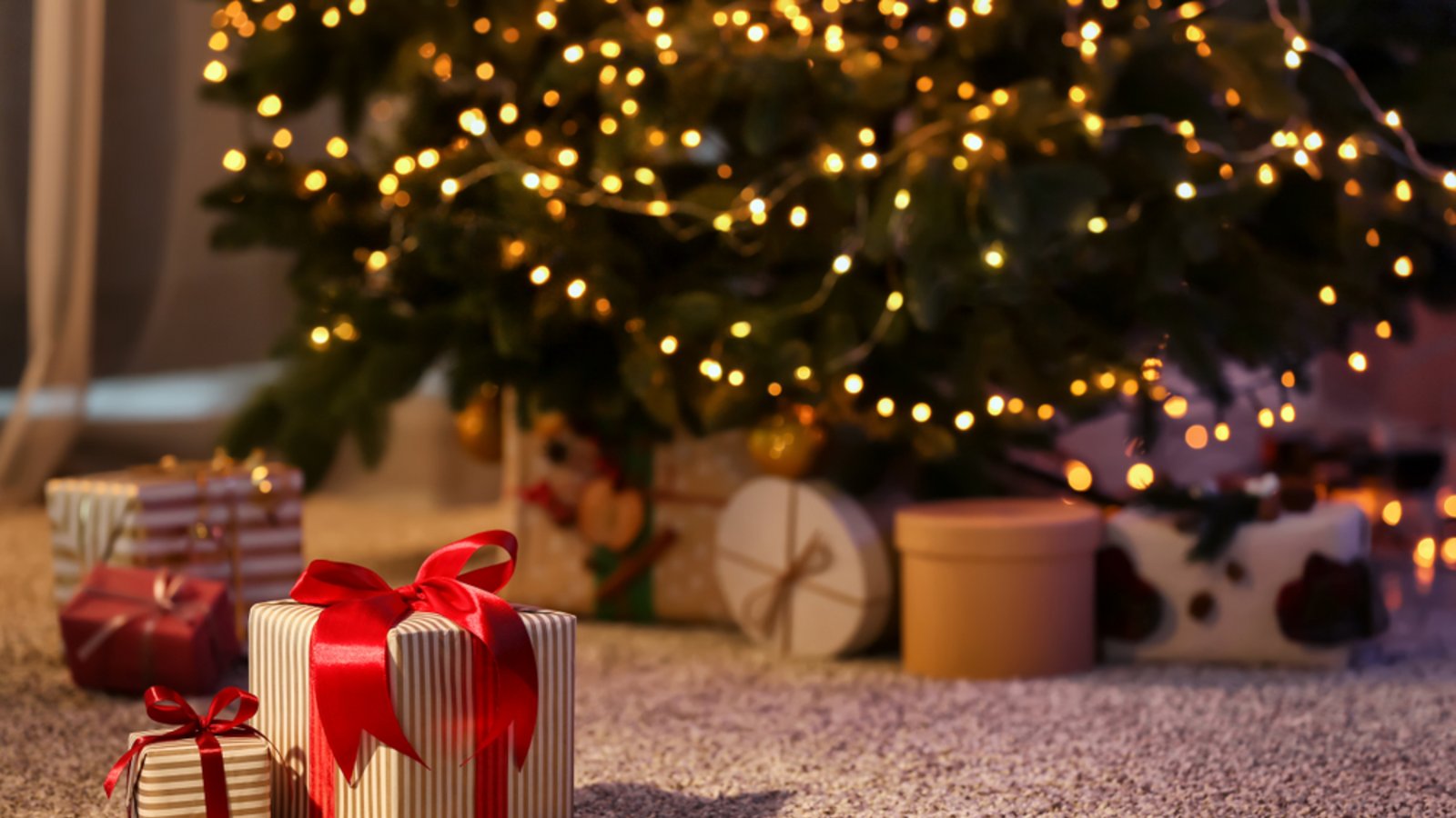 Geschenke schon an Heiligabend oder erst einen Tag später öffnen?Foto: Pixel-Shot / shutterstock.com