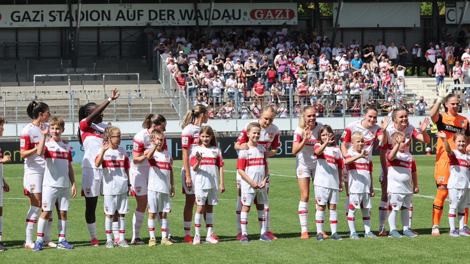 Bei der Heimpremiere der VfB-Frauen hat es auf der Gegengerade im Gazi-Stadion noch viele freie Plätze gegeben.Foto: Baumann Bei der Heimpremiere der VfB-Frauen hat es auf der Gegengerade im Gazi-Stadion noch viele freie Plätze gegeben.Foto: Baumann