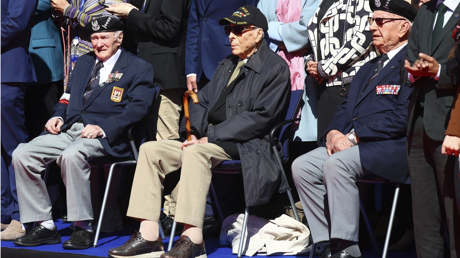 Der belgische Veteran Robert Chot (Mitte) sitzt neben dem polnischen Abgeordneten Janusz Komorowski (links) und Janusz Maksumowic während einer Zeremonie zum 80. Jahrestag des Endes des Zweiten Weltkriegs in Europa im Europäischen Parlament .Foto: Antonin Utz/AP/dpa