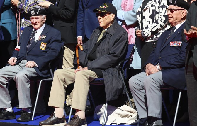 Der belgische Veteran Robert Chot (Mitte) sitzt neben dem polnischen Abgeordneten Janusz Komorowski (links) und Janusz Maksumowic während einer Zeremonie zum 80. Jahrestag des Endes des Zweiten Weltkriegs in Europa im Europäischen Parlament .<span class='image-autor'>Foto: Antonin Utz/AP/dpa</span>