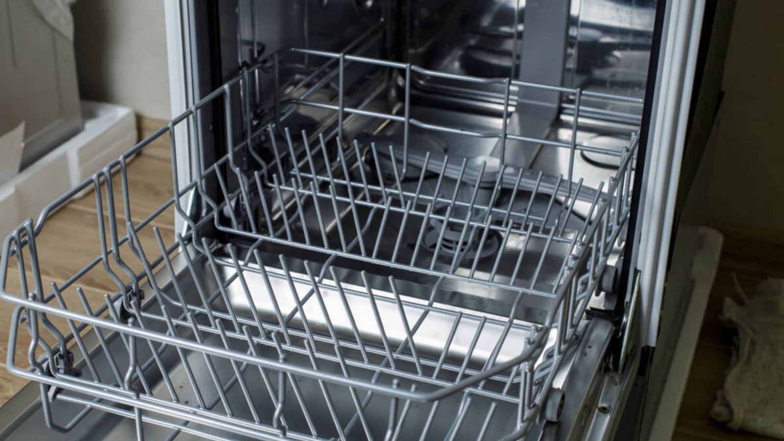 Wenn der Spülmaschinenkorb rostet, ist das ärgerlich. Wie Sie die rostigen Stellen reparieren können, verraten wir Ihnen hier.Foto: ViDCan / Shutterstock.com Wenn der Spülmaschinenkorb rostet, ist das ärgerlich. Wie Sie die rostigen Stellen reparieren können, verraten wir Ihnen hier.Foto: ViDCan / Shutterstock.com