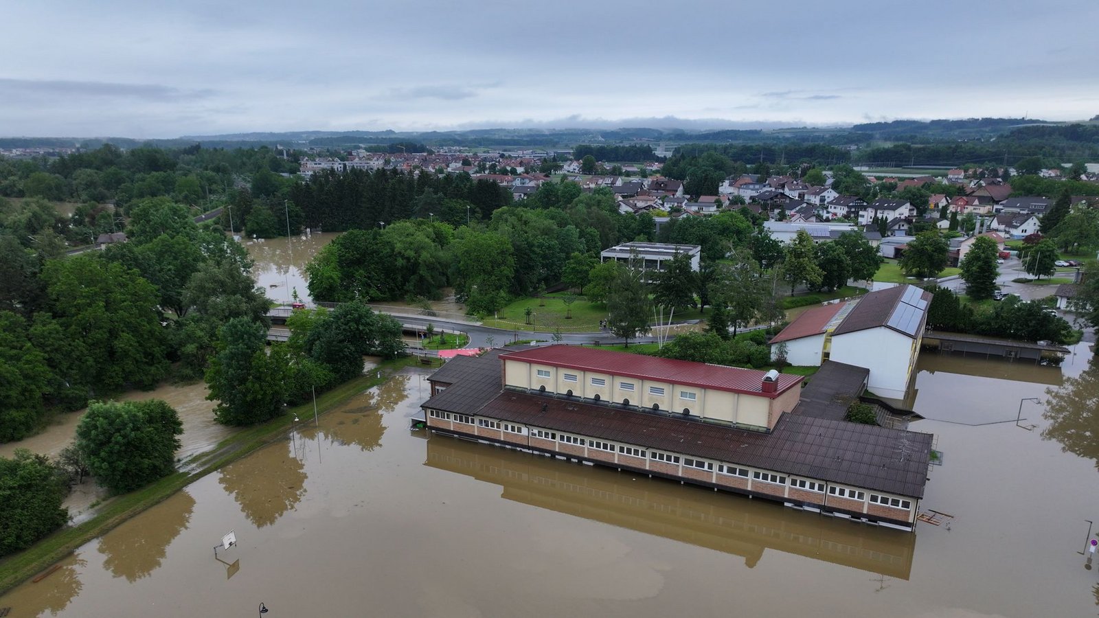 In Meckenbeuren überschwemmte die Schussen Teile des Ortes.Foto: Felix Kästle/dpa/Felix Kästle