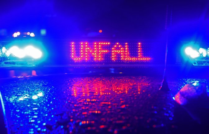 Die beiden Personen wurden nach dem Unfall von der Feuerwehr aus dem Auto befreit (Symbolbild).<span class='image-autor'>Foto: Stefan Puchner/dpa/Stefan Puchner</span>