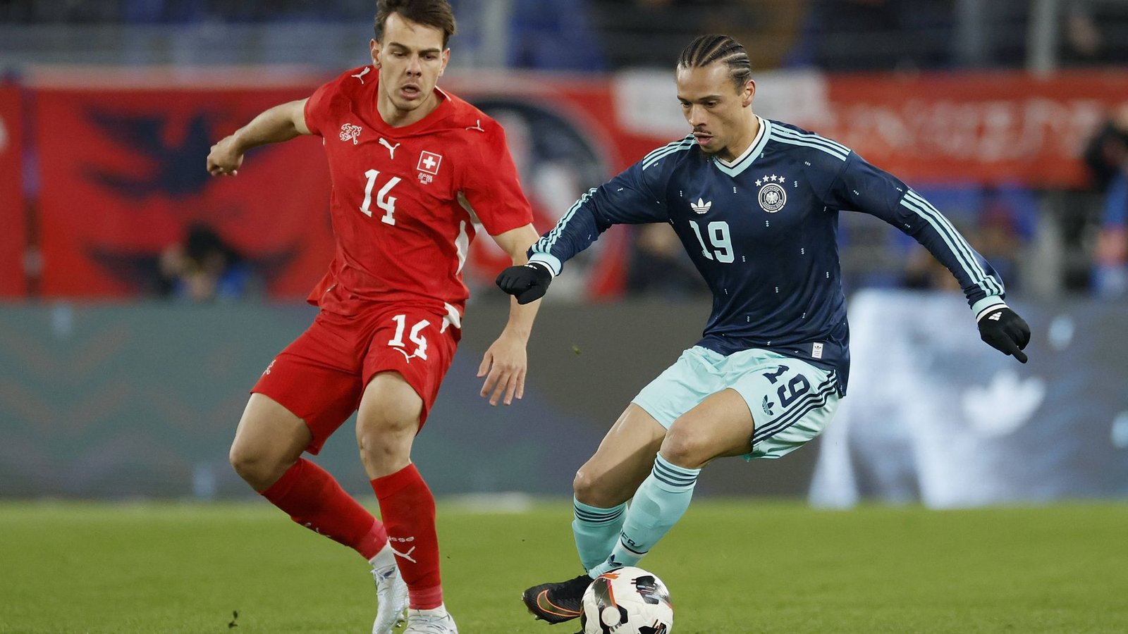 Leroy Sané (rechts) hat gegen die Schweiz nicht überzeugt.Foto: IMAGO/HMB-Media Leroy Sané (rechts) hat gegen die Schweiz nicht überzeugt.Foto: IMAGO/HMB-Media