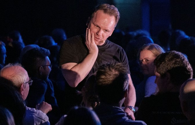 Keiner aus dem Publikum muss auf die Bühne? Von wegen! Ralf Schmitz am Samstag in der Porsche-Arena<span class='image-autor'>Foto: Lichtgut/Philip Mallmann</span>