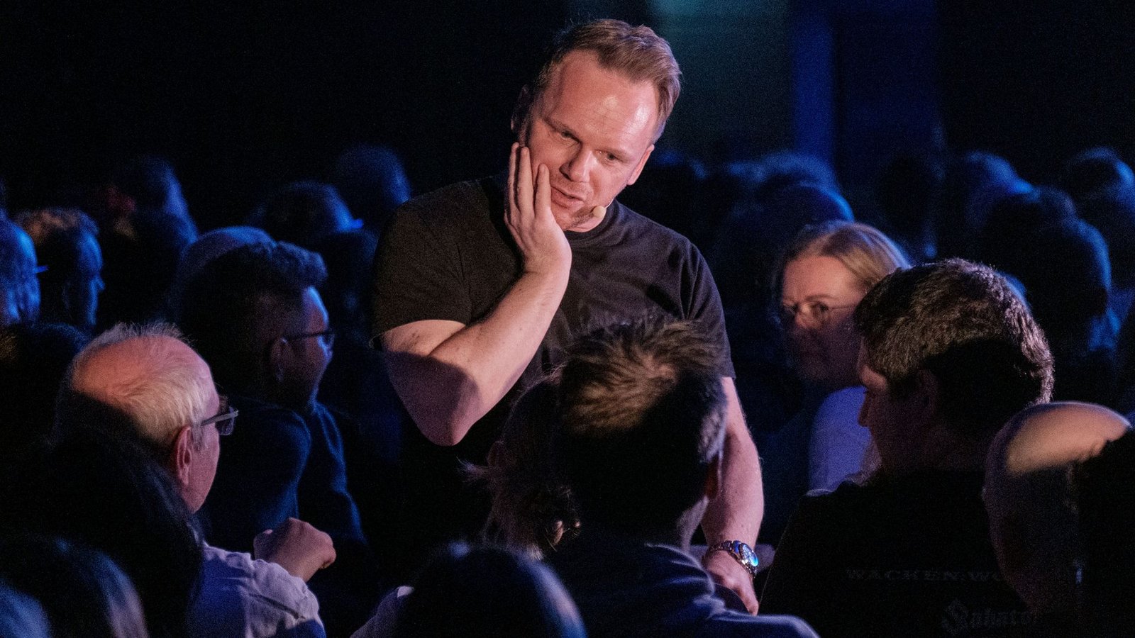 Keiner aus dem Publikum muss auf die Bühne? Von wegen! Ralf Schmitz am Samstag in der Porsche-ArenaFoto: Lichtgut/Philip Mallmann