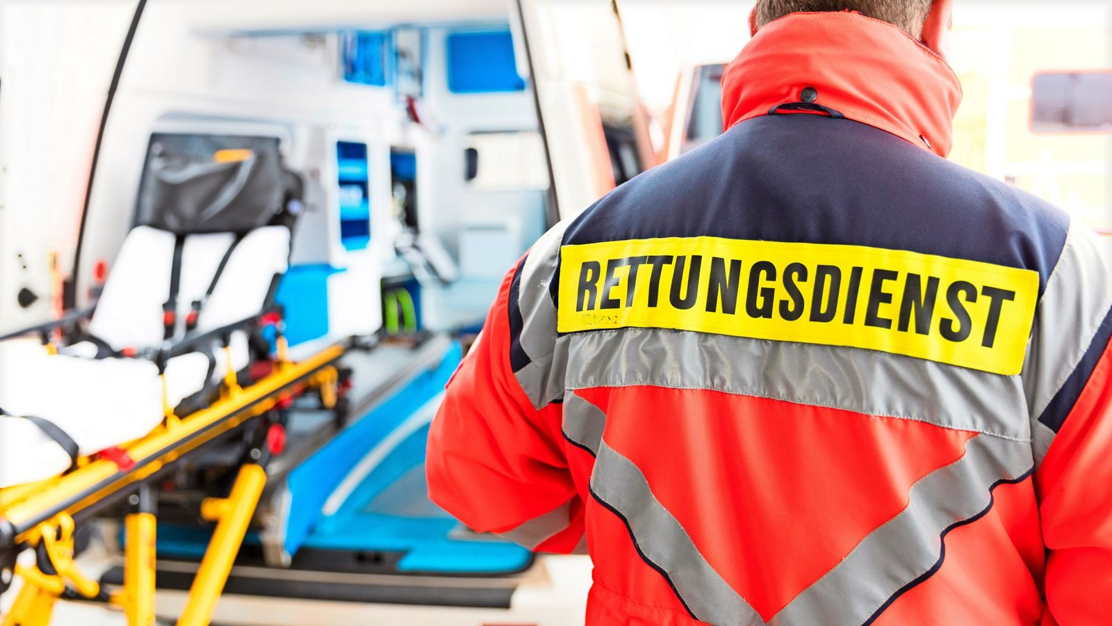 Der Rettungsdienst kümmerte sich um den Schwerverletzten. (Symbolfoto)Foto: Christian Schwier - stock.adobe./Symbolbild Rettungsdienst Der Rettungsdienst kümmerte sich um den Schwerverletzten. (Symbolfoto)Foto: Christian Schwier - stock.adobe./Symbolbild Rettungsdienst