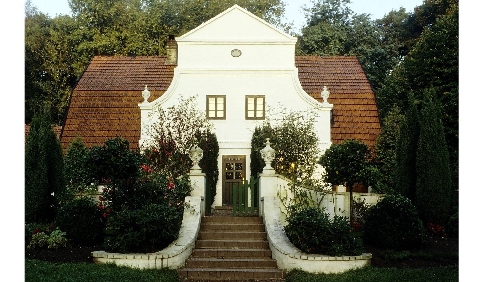 . . . dieses Haus um die Jahrhundertwende bereits in ein Gesamtkunstwerk mit Garten verwandelt hatte. Heute ist im Barkenhoff ein  Museum untergebracht, in dem seine Werke zu sehen sind, neben Gemälden auch Möbel und architektonische Entwürfe. Jugendstilfans kennen seine Illustrationen etwa für Bücher von Décadent Oscar Wilde.Foto: imago stock&people/imago stock&people