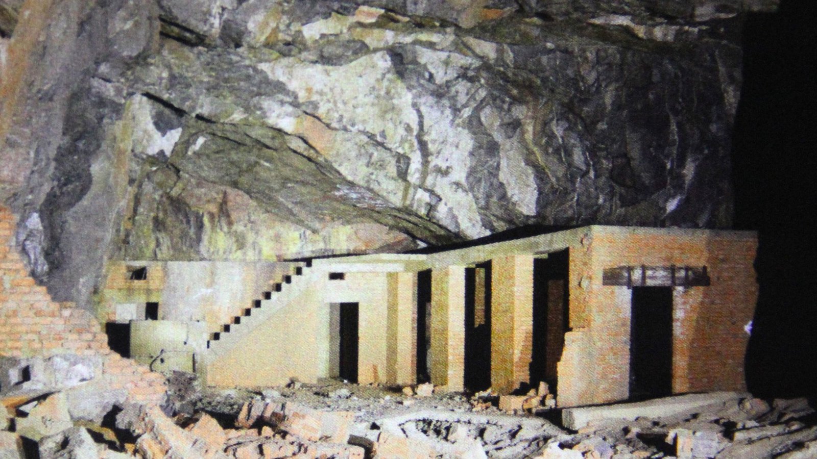Gespenstische Szenerie im idyllischen Schwarzwald: In Haslach im Kinzigtal wurden Häftlinge des Konzentrationslagers in einen Stollen gesperrt. Sie mussten dort auch übernachten.Foto: Uli Fricker Gespenstische Szenerie im idyllischen Schwarzwald: In Haslach im Kinzigtal wurden Häftlinge des Konzentrationslagers in einen Stollen gesperrt. Sie mussten dort auch übernachten.Foto: Uli Fricker