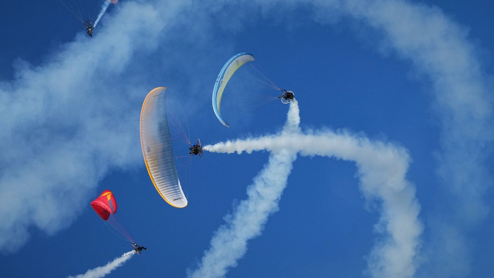 Das lettische „Storm Riders Paramotors“-Team tritt im Rahmen der Baltic International Airshow 2026 auf dem Flugplatz Spilve in der Nähe der lettischen Hauptstadt Riga auf.Foto: Sergei Grits/AP/dpa Das lettische „Storm Riders Paramotors“-Team tritt im Rahmen der Baltic International Airshow 2026 auf dem Flugplatz Spilve in der Nähe der lettischen Hauptstadt Riga auf.Foto: Sergei Grits/AP/dpa